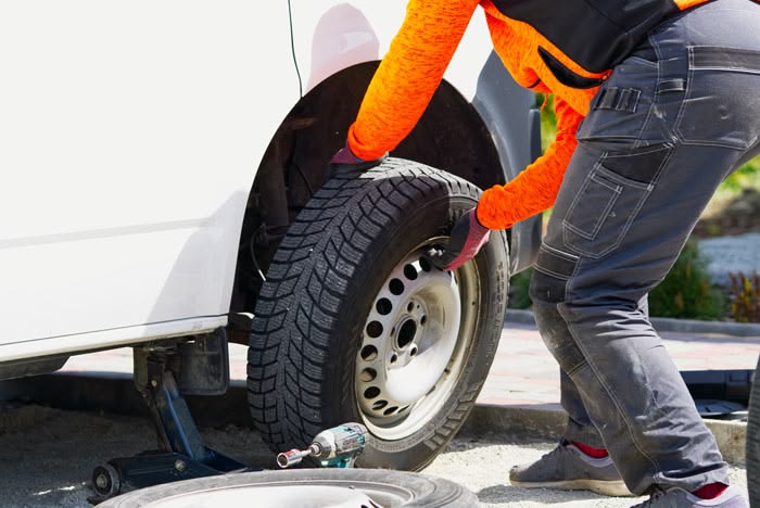 Mobile tyre fitting and roadside tyre assistance Abu Dhabi